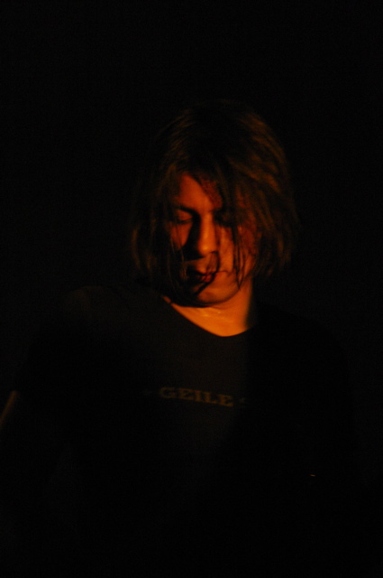 Bassist im Dunkeln